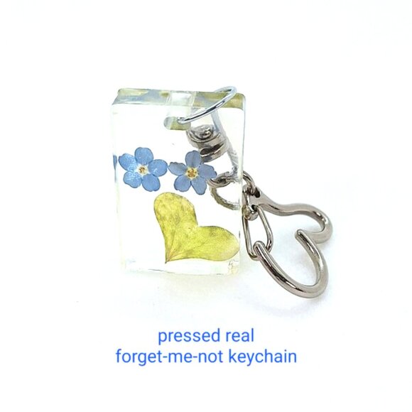 Handmade  Real Forget-Me-Not Keychain /Forget-me-not and heart leaf keychain - Picture 1 of 3